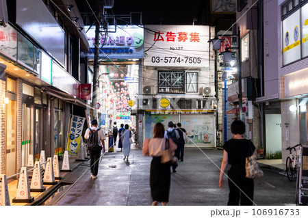《東京都》ノスタルジックな夜の下町商店街・椎名町 106916733