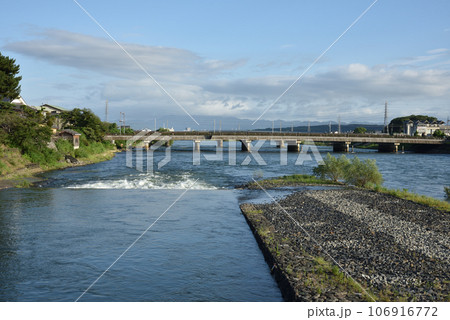 宇治川と宇治橋 106916772