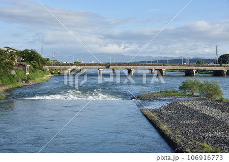 宇治川と宇治橋 106916773