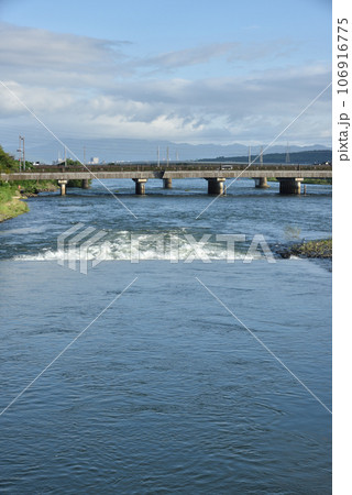 宇治川と宇治橋 106916775