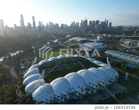 晴れた日のオーストラリアメルボルンのスポーツ施設と都会の街並み 晴れた日のオーストラリアメルボルンのスポーツ施設と都会の街並み 106918586