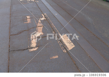 消雪パイプによる錆で汚れた道路 消雪パイプによる錆で汚れた道路 106919306