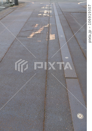 消雪パイプによる錆で汚れた道路 106919307