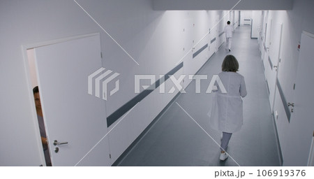 Medical staff, doctors and patients walking in clinic corridor 106919376
