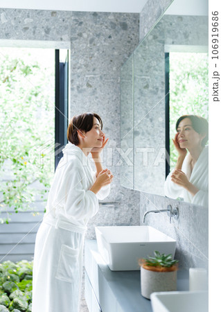 ラグジュアリーなバスルーム 106919686