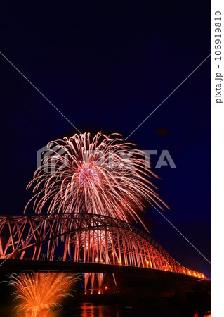 夜空に輝く花火 106919810