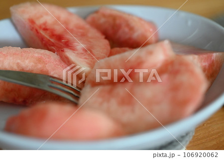 美味しいみずみずしいカットした桃 106920062