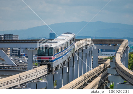 万博記念公園駅を出発し彩都西へ向かうモノレール 106920235