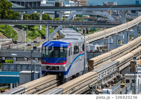万博記念公園駅を出発し彩都西へ向かうモノレール 106920236