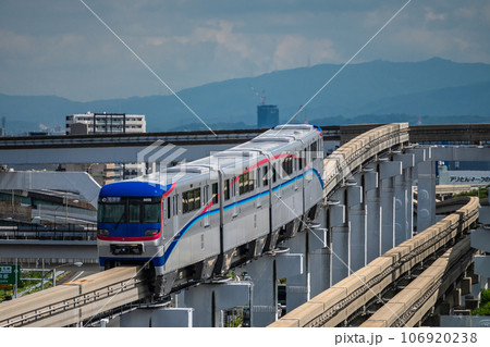 万博記念公園駅を出発し彩都西へ向かうモノレール 106920238