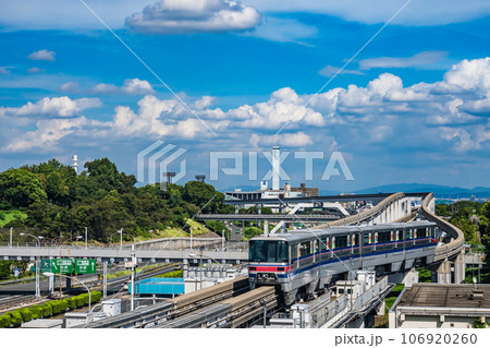 万博記念公園駅へ到着したモノレール 106920260