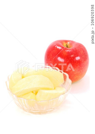 赤いリンゴ　ジョナゴールド　剥き　カット　デザート　明るい背景 106920398