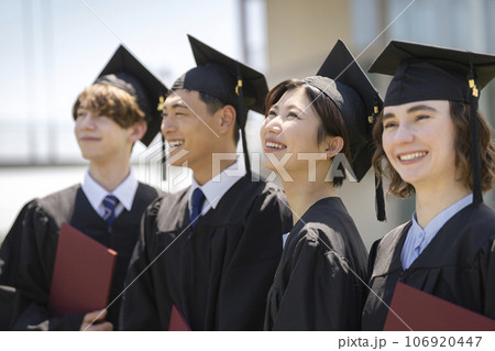 大学生　卒業式　イメージ 106920447