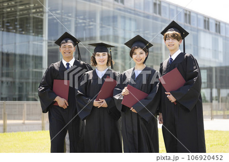 大学生　卒業式　イメージ 106920452