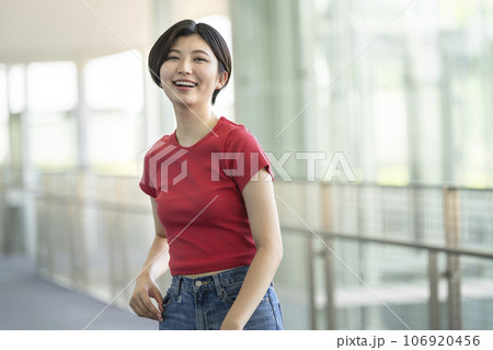 カメラ目線で笑顔の20代の女性　ポートレート 106920456