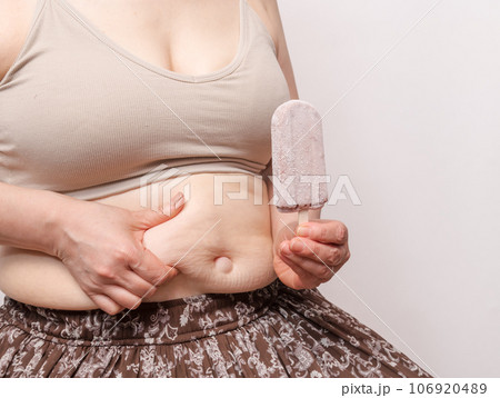 【お腹の肉を摘む主婦 アイス】 【お腹の肉を摘む主婦 アイス】 106920489
