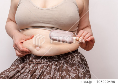 【お腹の肉を摘む主婦とでべそ】 【お腹の肉を摘む主婦とでべそ】 106920490