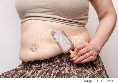 【お腹の肉を摘む主婦 アイス】 【お腹の肉を摘む主婦 アイス】 106920491