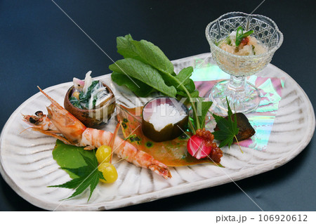 料亭で出される旬の食材を盛り付けた料理　八寸 106920612