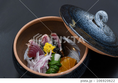 料亭で出される日本料理 戻り鰹の藁焼き 料亭で出される日本料理 戻り鰹の藁焼き 106920622