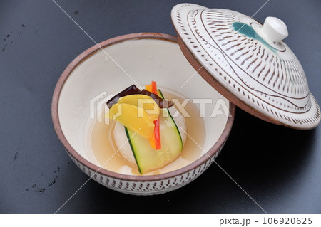 料亭で出される日本料理 里芋饅頭と松茸の銀餡掛け 料亭で出される日本料理 里芋饅頭と松茸の銀餡掛け 106920625