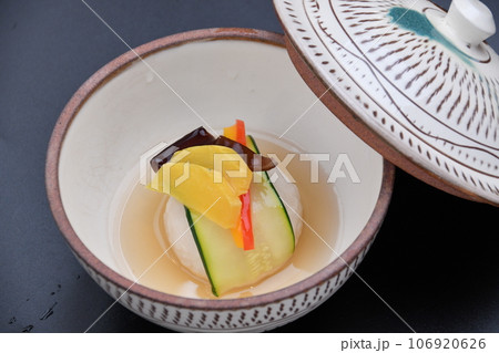 料亭で出される日本料理 里芋饅頭と松茸の銀餡掛け 料亭で出される日本料理 里芋饅頭と松茸の銀餡掛け 106920626