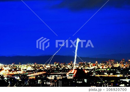 大阪空港の夜景　離着陸する飛行機の光跡 106920700