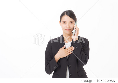 スマホを持つスーツの女性 スマホを持つスーツの女性 106920933