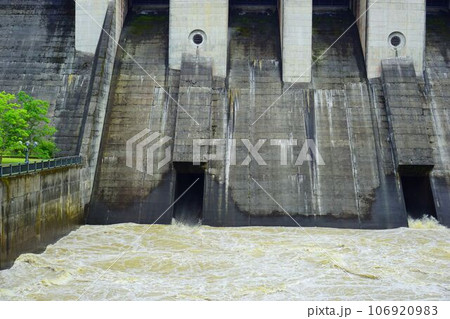 台風後の日吉ダム 106920983