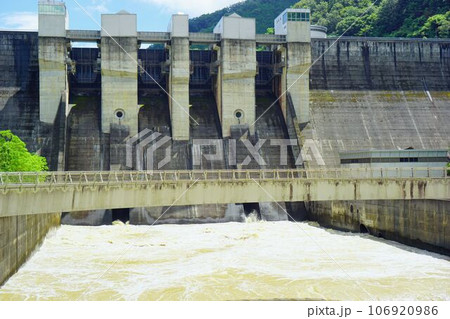 台風後の日吉ダム 106920986