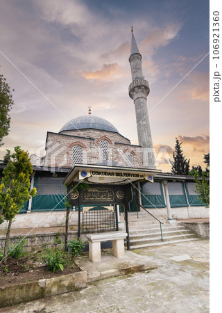 Marble Musalla stone, a platform used for funeral prayers, in the courtyard of the Cinili Mosque, Istanbul, Turkey 106921360