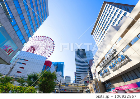 【大阪府】9月・阪急大阪梅田駅前の都市風景 106922867