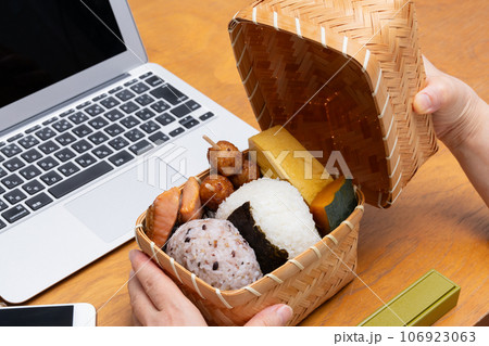 おにぎり弁当   オフィス 106923063