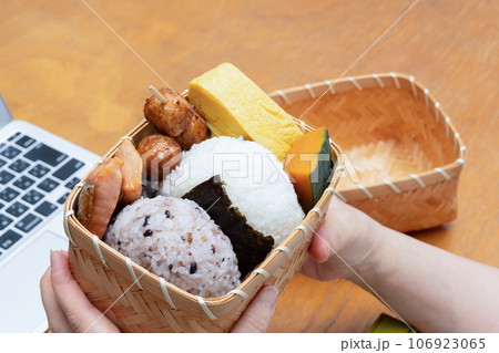 おにぎり弁当   オフィス 106923065