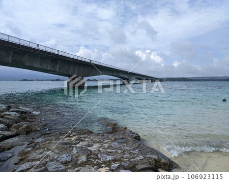 古宇利島から古宇利大橋を望む、古宇利ビーチ 106923115