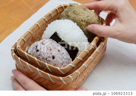 おにぎり弁当  おにぎりのみ  手 106923313