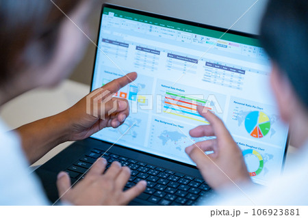 市場調査 海外市場 商圏分析 マーケティングリサーチ 世界地図 2人 市場調査 海外市場 商圏分析 マーケティングリサーチ 世界地図 2人 106923881