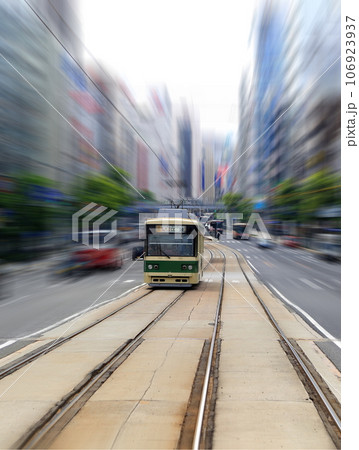 疾走する路面電車 106923937