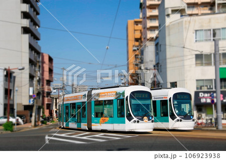 疾走する路面電車 106923938