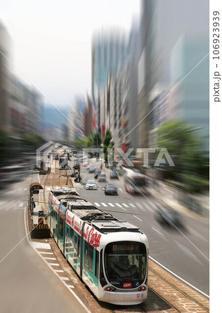 疾走する路面電車 106923939