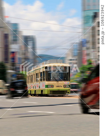 疾走する路面電車 106923942