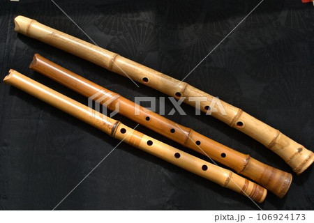 黒い背景と尺八 106924173