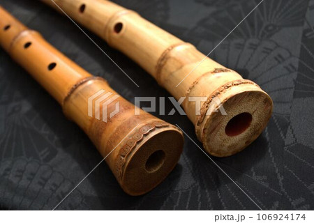 黒い背景と尺八 106924174