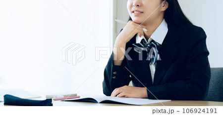 授業を受ける女子高校生 106924191