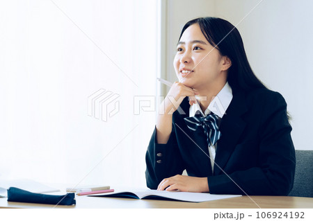 授業を受ける女子高校生 106924192