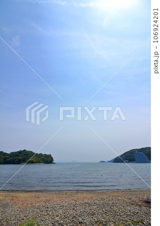 晴天のもと穏やかな海を望む 106924201