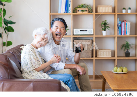 リビングでくつろぐシニアの夫婦 リビングでくつろぐシニアの夫婦 106924296