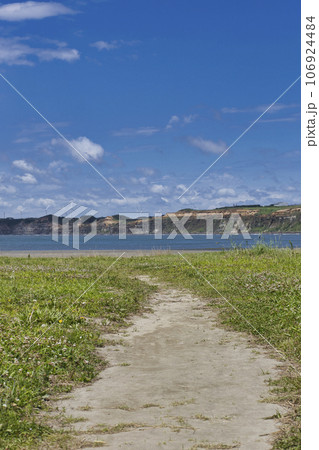 ビーチまで続く小径 106924484