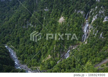 北海道 天人峡の「羽衣の滝」を空撮 106924900