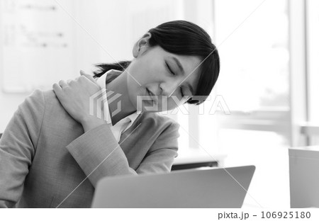 疲れを感じる女性会社員モノクロイメージ 106925180